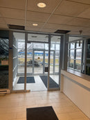 IPL610ELHWGBS/BL Cerradura central izquierda de pared a vidrio de 6" x 10" con pestillo en función de bloqueo de entrada