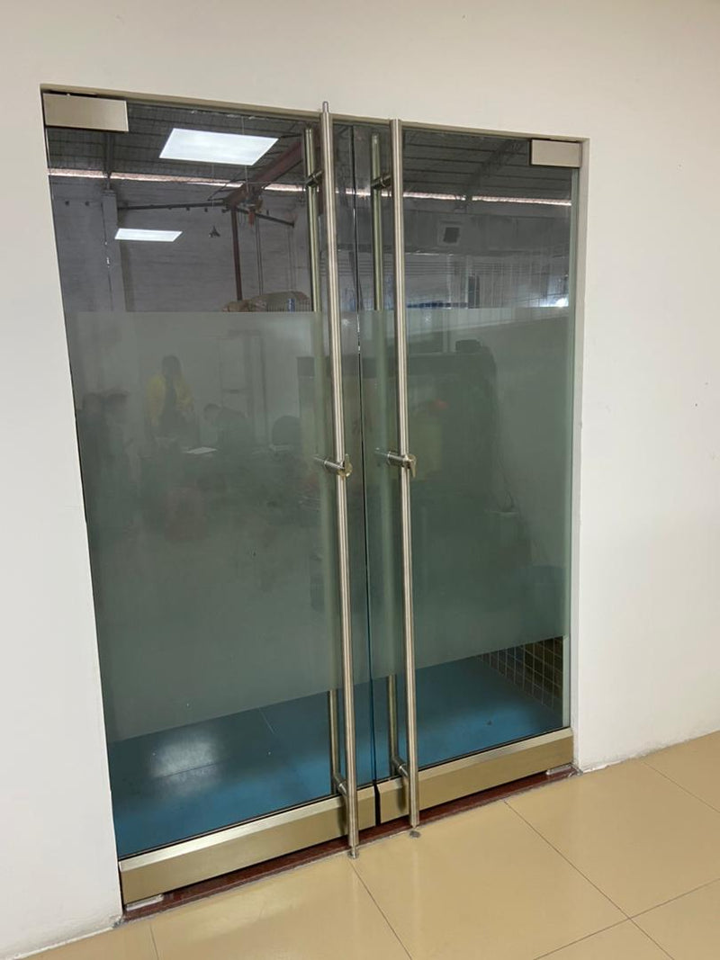 IDR100LOCKBL Riel de puerta de vidrio hidráulico con parte inferior negra de 4" con cerradura 35-3/4